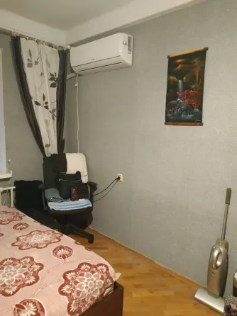 Здається кімната для жінки (можна з дитиною) в 3-х кімн. квартирі, м Киев