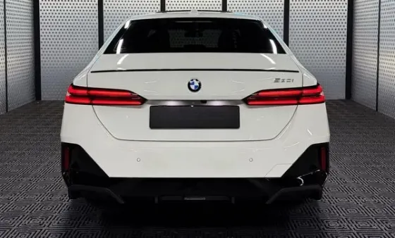 424 Bmw 5 G60 белая прокат без водителя Київ