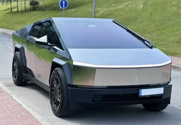 005 Tesla Cybertruck аренда с водителем для фотосессии съемки Киев - изображение 1