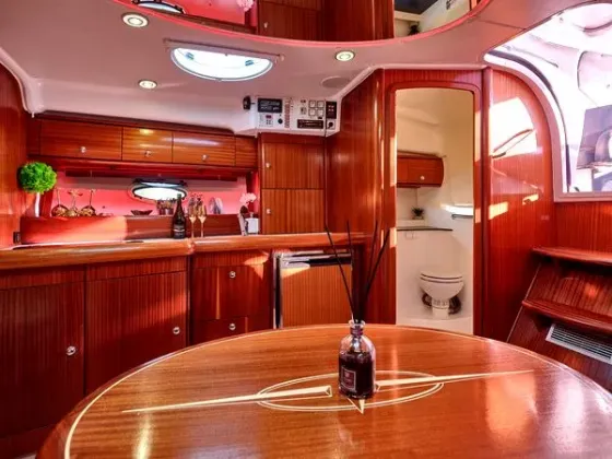 Прокат аренда катера яхты Bavaria 37 Sport HT Vip ресторан Заферано Зо Київ