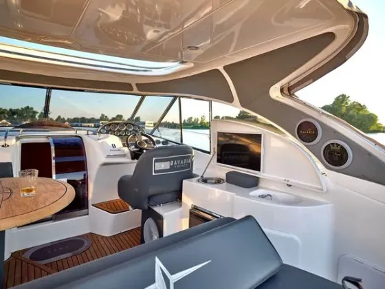 Прокат аренда катера яхты Bavaria 37 Sport HT Vip ресторан Заферано Зо Київ