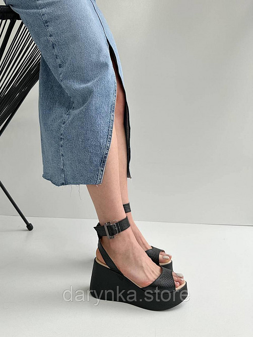 Чорні шкіряні босоніжки рептилія на танкетці Одеса - зображення 1