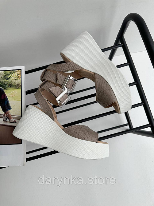 Шкіряні босоніжки на танкетці капучіно Одеса - зображення 1