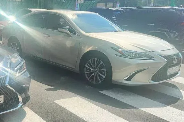430 Авто на свадьбу Lexus ES 300h золотой аренда с водителем Київ - зображення 3