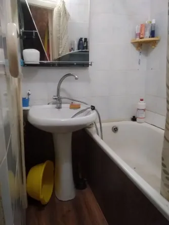 Здається кімната для жінки (можна з дитиною) в 3-х кімн. квартирі, м Киев